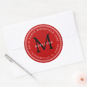 Monogram adreslabel in donkerrood ronde sticker (Envelop)