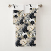 Monogram Black and White Modern Towel Set (En situation)