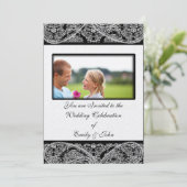 Monogram Black Damask Wedding Invitation Foto Kaart (Staand voorkant)