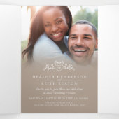 Monogram blad hart bruin geelbruin wit bruiloft drieluik uitnodiging (Binnenkant midden)