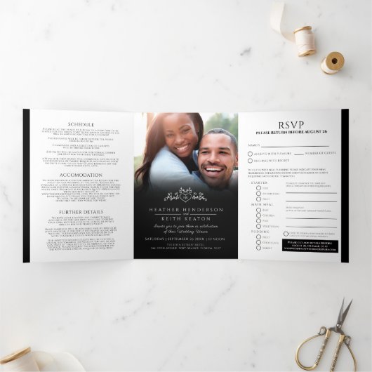 Monogram blad hart kunst zwart wit bruiloft drieluik uitnodiging (Binnen)