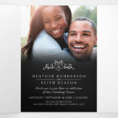 Monogram blad hart kunst zwart wit bruiloft drieluik uitnodiging (Binnenkant midden)