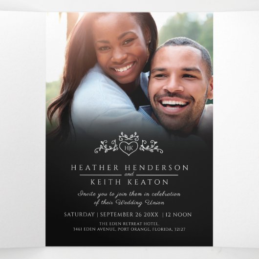 Monogram blad hart kunst zwart wit bruiloft drieluik uitnodiging (Binnenkant midden)