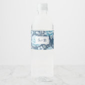 Monogram Blauwe Bloemen Huwelijk Waterfles Etiket (Voorkant)