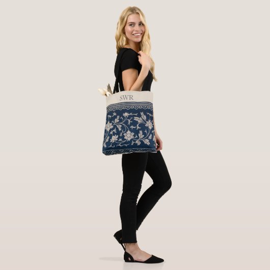Monogram  Bloemen Chinoiserie Ivoor Canvas tas (Op model)