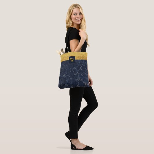 Monogram Blue Faux Marble & Gold Textern Pattern Draagtas (Op model)
