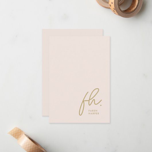Monogram Blush Moderne Chic Script Carte pour note (Devant/Arrière en situation)