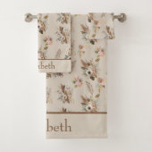 Monogram Boho Beige Bruine Botanische Gras Bloemen Bad Handdoek (Insitu)