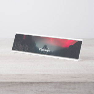 Monogram brandende wolken, mist en bergen bureau naambordje