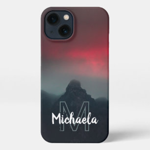Monogram brandende wolken, mist en bergen iPhone 13 hoesje