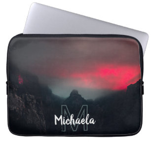 Monogram brandende wolken, mist en bergen laptop sleeve