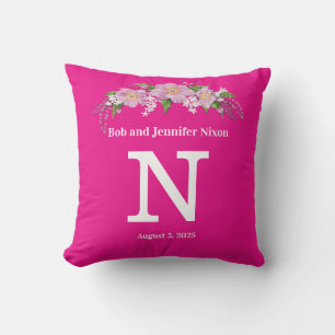 Monogram bruiloft met roze bloemen kussen