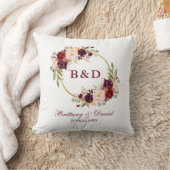 Monogram Burgundy Floral Wreath Wedding Kussen (Deken)