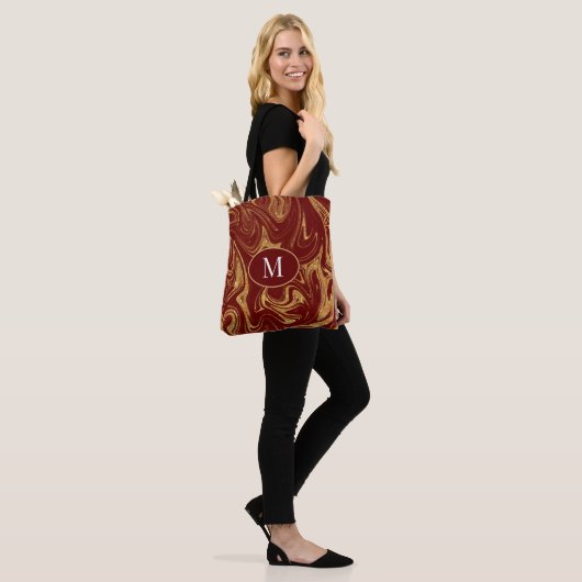 Monogram Canvas tas Goud Glitter Maroon Achtergron (Op model)