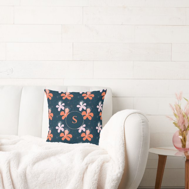 Monogram Coral Blush Hibiscus Pattern Kussen (Bank)