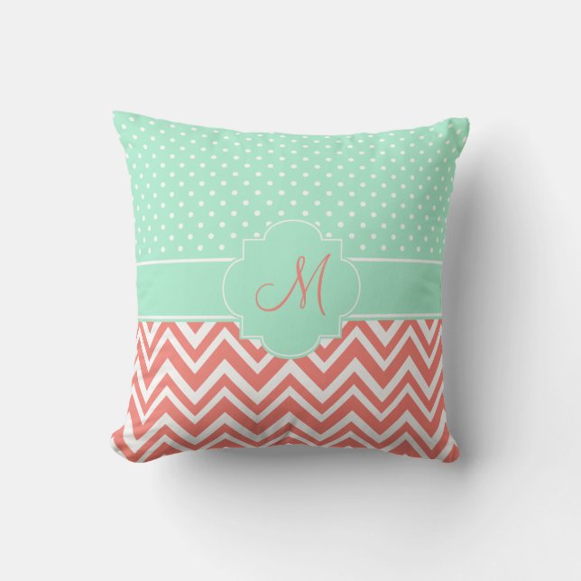 Monogram Coral Chevron met Mint Polka Dot Pattern Kussen (Voorkant)