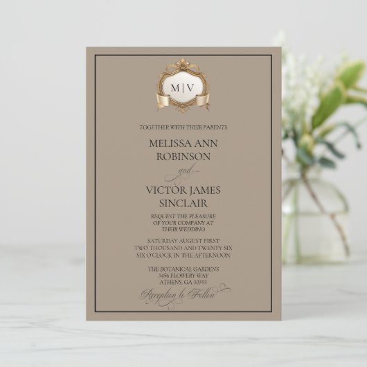 Monogram Crest Wedding Invitation (Debout devant)