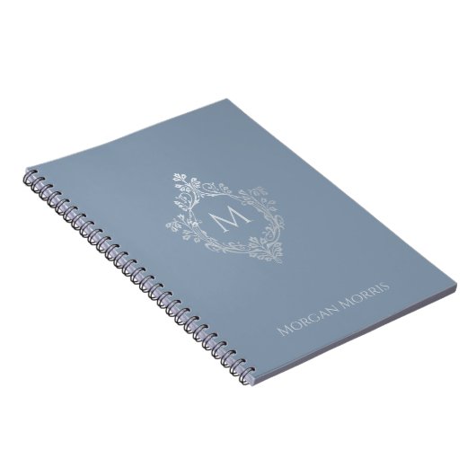Monogram Dusty Blue Elegant Crest en Naam Notitieboek (Rechterzijde)