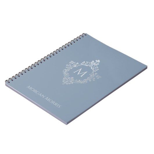 Monogram Dusty Blue Elegant  Crest en Naam Notitieboek (Linkerzijde)
