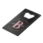 Monogram eenvoudig Girly Pink Zwarte Naam Kredietkaart Flessenopener (Voorkant Gekanteld)