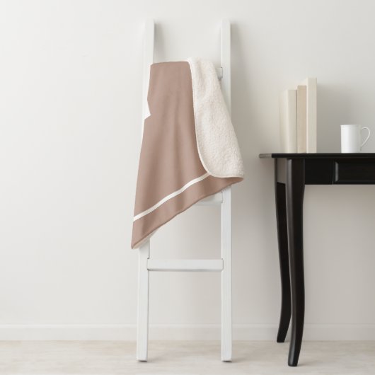 Monogram eenvoudig Initiaal met beige beige toned Sherpa Deken (In situ)