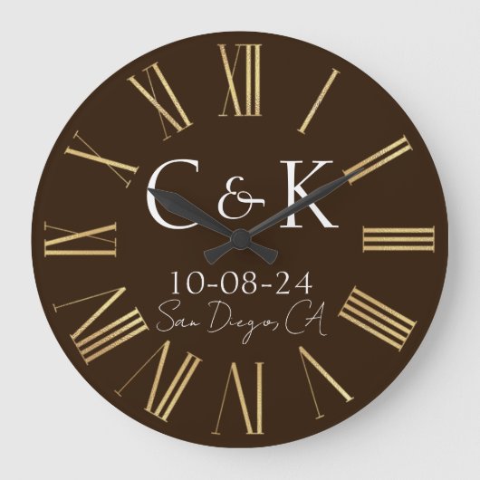 Monogram Eerste Letters op Chocolade Bruine Huweli Grote Klok (Voorkant)