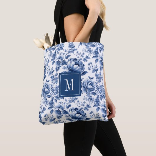 Monogram Elegant  Blauw Wit Bloempatroon Draagtas (Dichtbij)