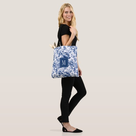 Monogram Elegant  Blauw Wit Bloempatroon Draagtas (Op model)
