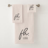 Monogram Elegant Blush Pink Script Chic Stijlvol Bad Handdoek (Insitu)