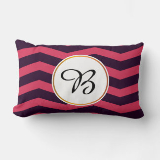 monogram en chevron gepatterd kussen