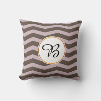 monogram en chevron gepatterd kussen