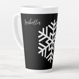 Monogram en grote witte sneeuwvlok op zwart latte mok