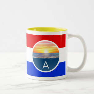 Monogram en oceaan zonsopgang met strepen tweekleurige koffiemok