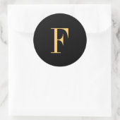 Monogram F goudkleurig op zwarte achtergrond Ronde Sticker (Tas)