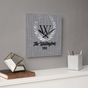 Monogram Familienaam Rustic Wood Vierkante Klok