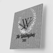 Monogram Familienaam Rustic Wood Vierkante Klok (Hoek)