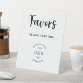 Monogram Floral Botanical Weddenschap Favors Reclamebord Met Voetstuk (Insitu)