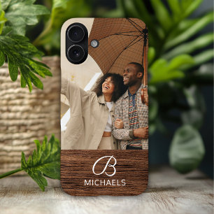 Monogram Fotohout Grain Timber Persoonlijke naam iPhone 16 Plus Hoesje