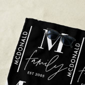 Monogram gepersonaliseerde moderne minimale zwarte strandlaken (In situ)