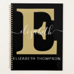 Monogram Gold Black Customisé Nom du script initia<br><div class="desc">Voulez-vous un planificateur personnalisé qui soit parfait pour votre horaire hebdomadaire? Ensuite, vous avez besoin du Monogram Gold Black Custom Script Name Initial Personnalisé Spiral Bound Planner! Ce planificateur est parfait pour garder toutes vos informations importantes organisées et accessibles. De plus, il est livré avec une reliure à bobine pour...</div>