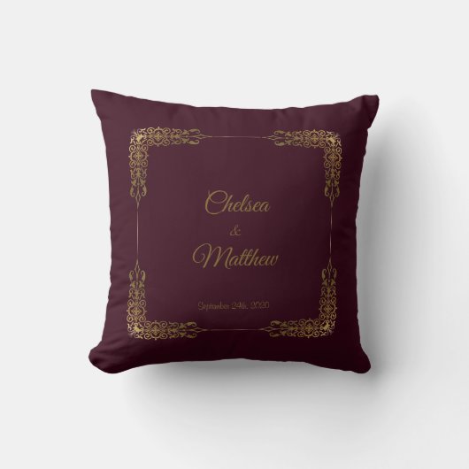 Monogram Gold en Burgundy Lace Wedding Pillow Kussen (Voorkant)