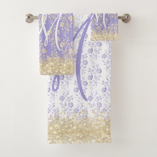 Monogram Gold en lavender Floral Bad Handdoek (Insitu)