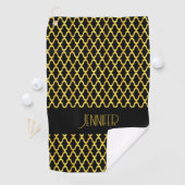 Monogram goud en zwart quatrefoil patroon golfhanddoek (Insitu)