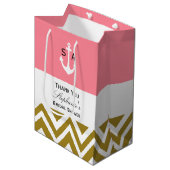 Monogram Gouden Chevron met Roze Nautische Bruid Medium Cadeauzakje (Voorkant Gekanteld)
