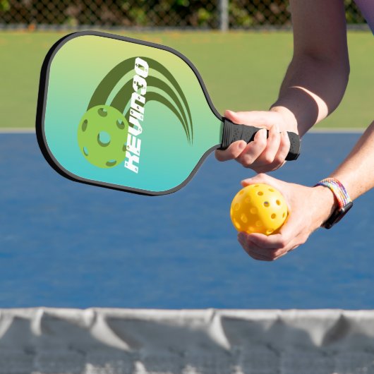 Monogram gradiënt kleuren groen rood professional pickleball paddle (Insitu)