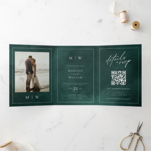 Monogram & Grens Elegante Smaragd Groene Bruiloft Drieluik Uitnodiging (Binnen)