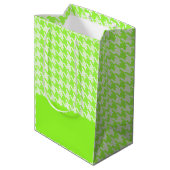Monogram groen en wit houndstooth patroon medium cadeauzakje (Achterkant Gekanteld)