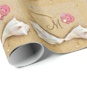 Monogram Hart op het strand roze schelpen Cadeaupapier (Rol Hoek)