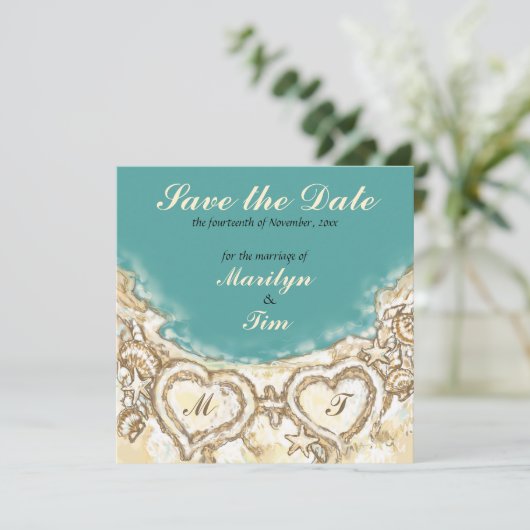 Monogram hart op strand sparen de Datum Save The Date (Staand voorkant)
