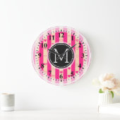 Monogram Hot Pink Stripes Modern Heart Pattern Grote Klok (Huis)